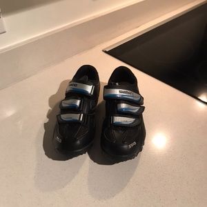 Cycling shoes with clips